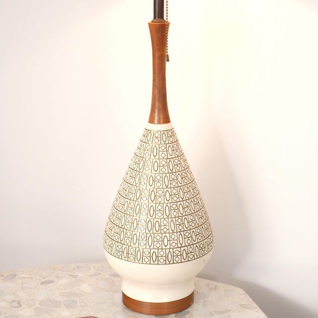Mid-Century Modern Vintage Quartite Creative Corp Ceramic Lamp For Sale - Image 3 of 7
