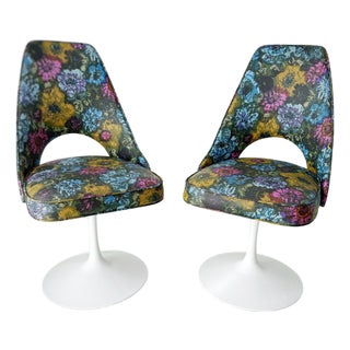 Vintage Mid-Century Modern Tulip Swivel Chairs – Pair With Original Floral Vinyl Upholstery, 1970s For Sale