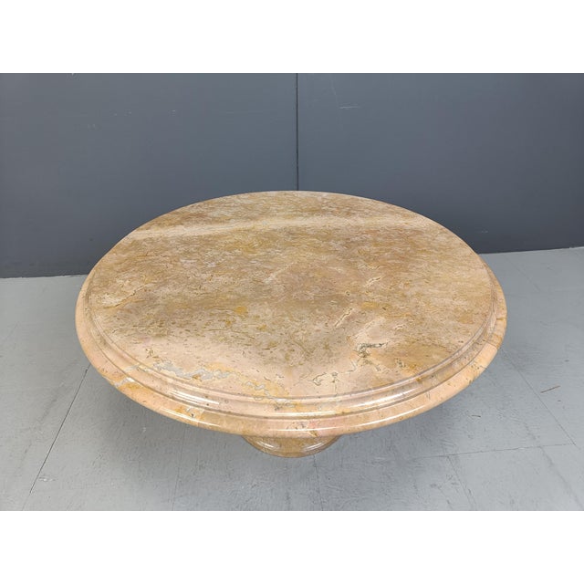Italian Round Marble Coffee Table, 1960s, in Good conditions. Designed 1960 to 1969