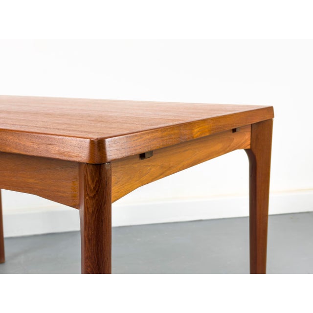 A very high-quality, rectangular dining table in the classic style of the 1960s. The two extensions can be pulled out in...