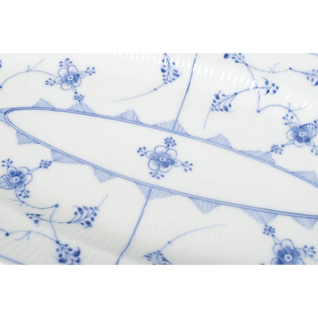 Large Early 20th Century Blue Fluted Plain Porcelain Fish Platter from Royal Copenhagen For Sale - Image 3 of 5