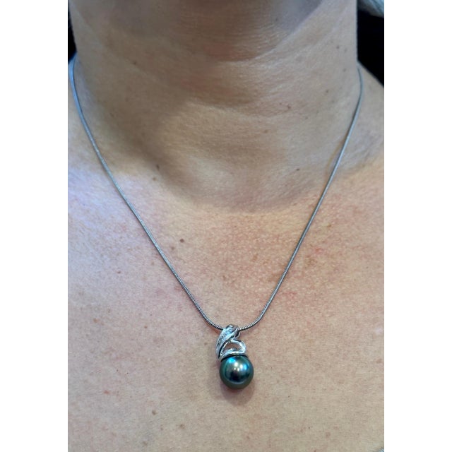 Black Tahitian Pearl & Diamond 14 Kt White Gold Pendant + Chain For Sale - Image 13 of 18