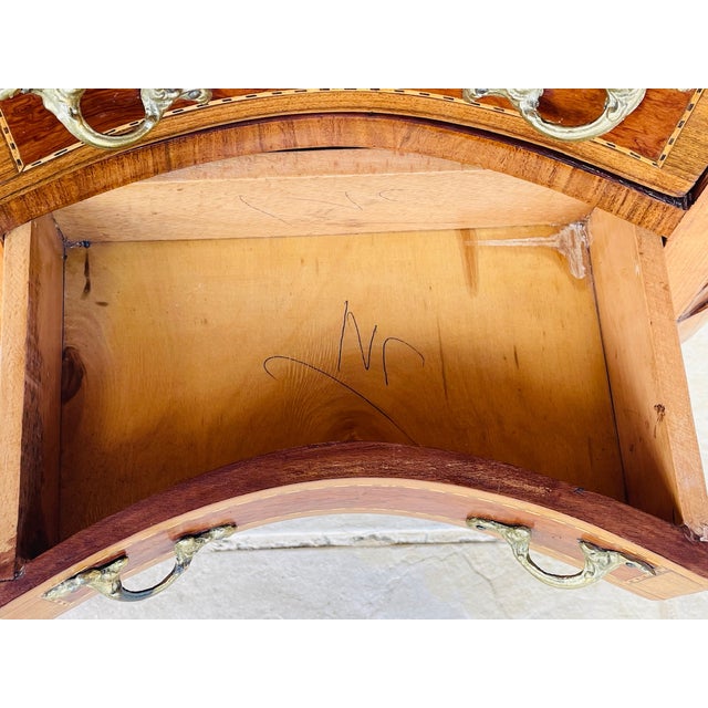 French Louis XV Style Chest of Drawers in Elm Burl and Walnut, 1940s For Sale - Image 16 of 18