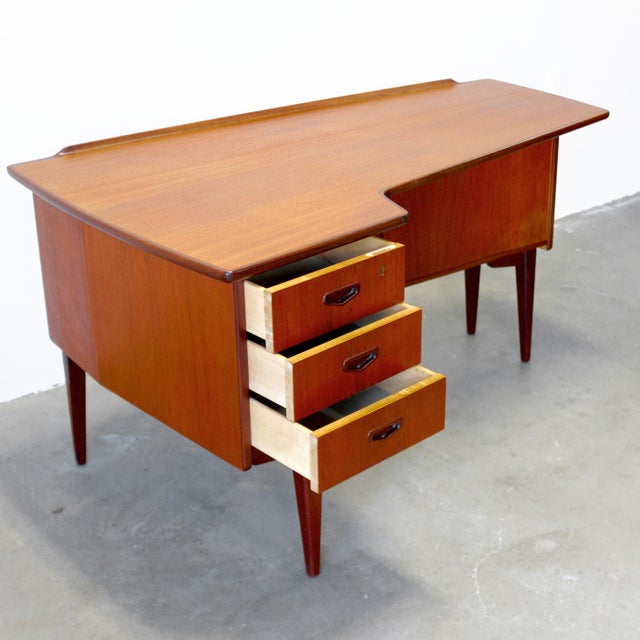 1950s Lelångs Möbelfabrik Swedish Teak Boomerang Desk Designed by Goren Strand For Sale - Image 5 of 17