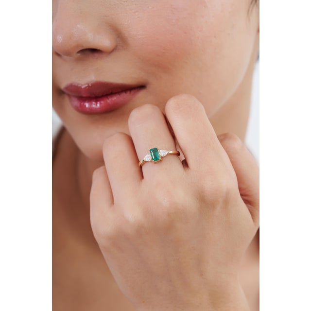 VRJewels 14k Gold Three-Stone Natural Emerald Pear Diamond Ring Size 5.5 For Sale - Image 11 of 18