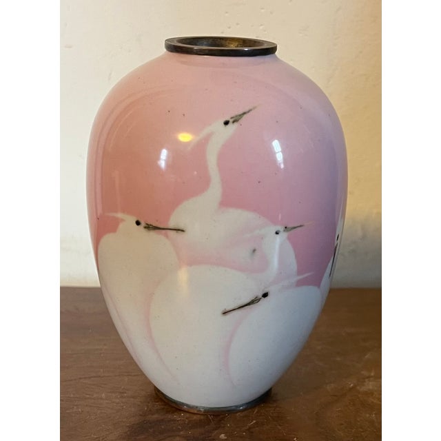 Japanese Antique 19th Century Japanese Meiji Wireless Cloisonne Bird Vase Decorated With Egrets or Cranes in Pink and White Enamels For Sale - Image 3 of 16