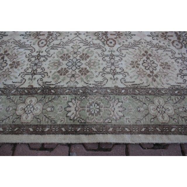 1970s Mid-Century Modern Art Deco Turkish Vintage Floral Beige Oushak Area Rug For Sale - Image 10 of 13