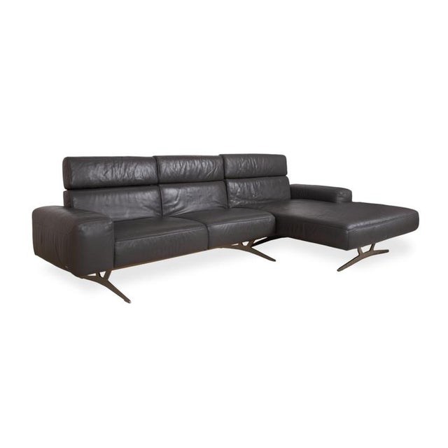 Modern Monroe Leather Corner Sofa in Grey Anthracite and Wood Brown with Right Chaise Lounge and Manual Function from Koinor For Sale - Image 3 of 18