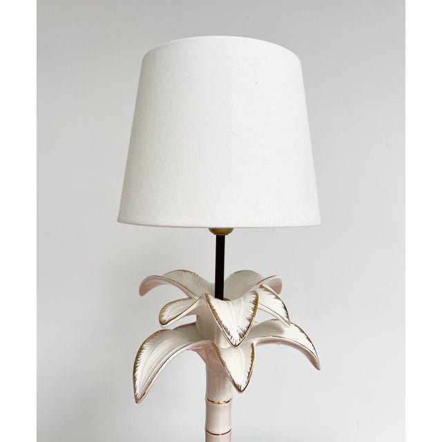 Do you like a Hollywood-style interior? Then you should take a good look at this table lamp! This striking lamp in the...