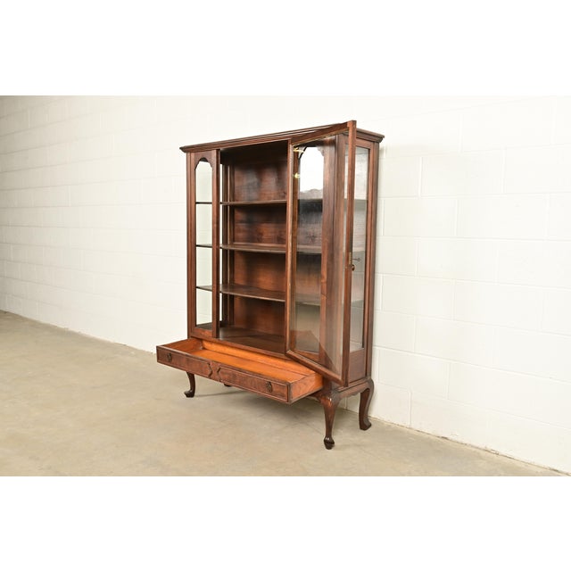 Berkey & Gay Style Antique Queen Anne Carved Mahogany Bookcase or Bar Cabinet, Circa 1920s For Sale In South Bend - Image 6 of 15