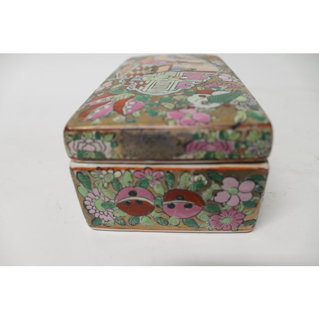 White 17th Century Chinese Porcelain Covered Box With Figural Decoration For Sale - Image 8 of 11
