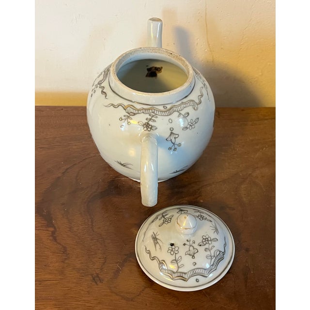 Antique 18th Century Qianlong Chinese Export Porcelain Tea Pot Decorated en Grisaille With Courting Couples For Sale - Image 10 of 13