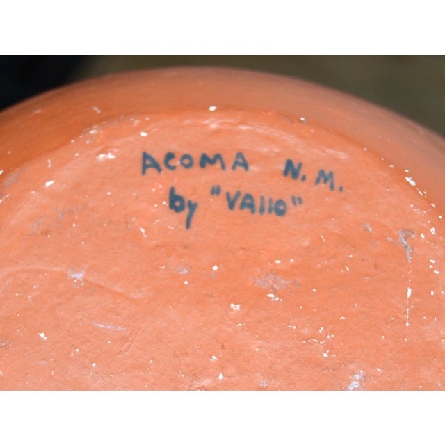 Vallo Native American Vintage Acoma Vase Earthenware Clay Vase Brown White Beige For Sale - Image 13 of 15