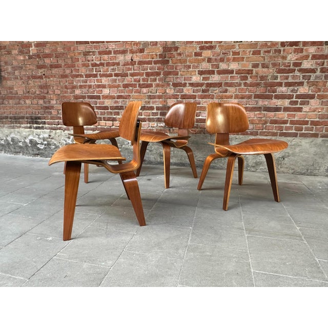 DCW Dining Chairs in Walnut attributed to Charles & Ray Eames for Herman Miller, 1950s, Set of 4 For Sale - Image 16 of 18
