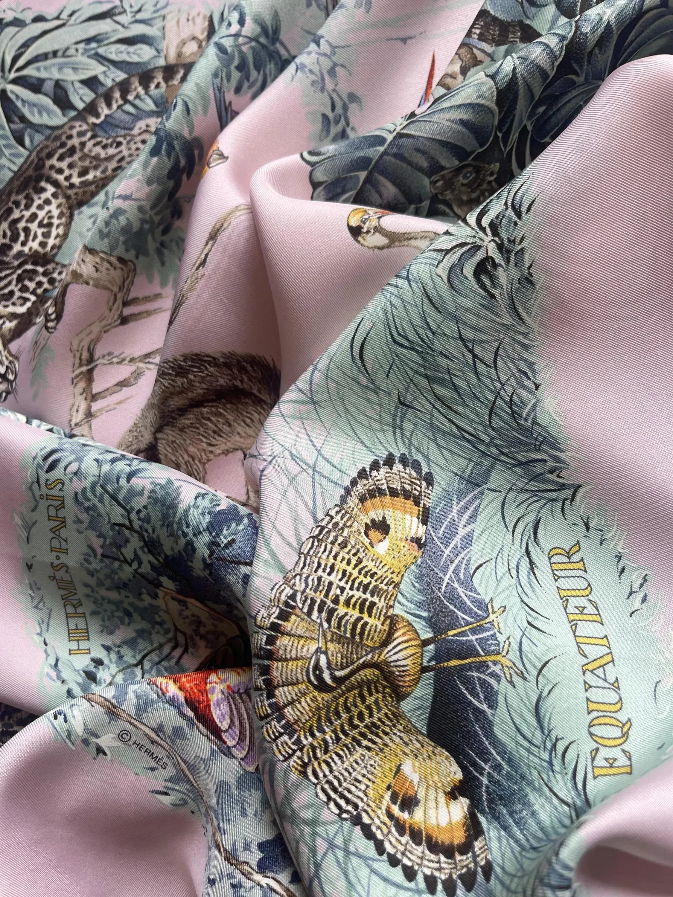 カ*ネ様 Équateur Hermès シルクスカーフ Hermès Pink Silk Scarf Équateur 1988 Robert Dallet | Chairish