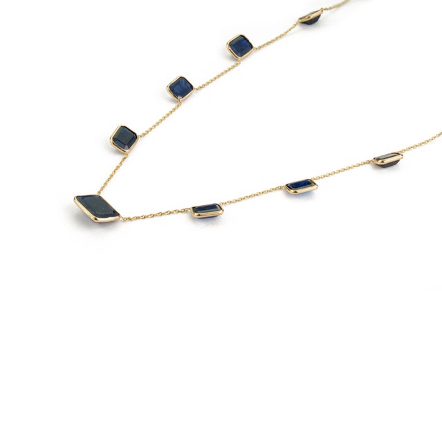 VR Jewels Deco-Style 16.19ct Emerald-Cut Blue Sapphire Station Necklace in 18k Gold, 18 Inches For Sale - Image 4 of 17