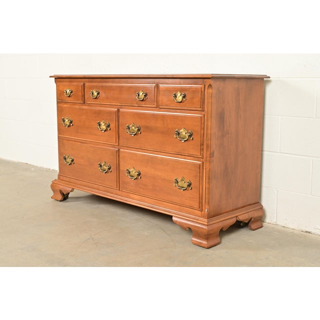 A gorgeous American Colonial, Georgian, or Chippendale style seven-drawer dresser or chest of drawers By Ethan Allen USA,...