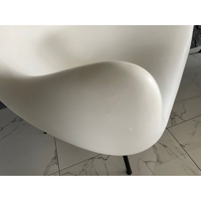 Mid-20th Century Modernism White RM58 Armchairs by Roman Modzelewski for Vzór, 2016, Set of 2 For Sale - Image 7 of 18