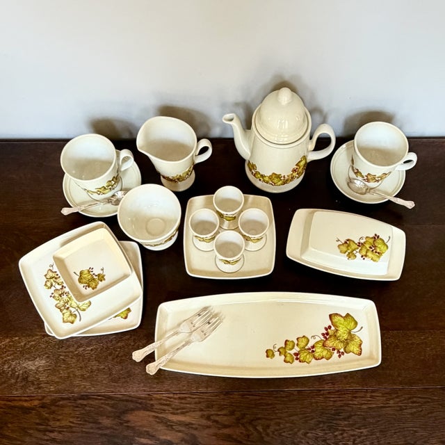 Vintage Carlton Ware Grapevine Breakfast & Serving Service, England, 1930s, Set of 17 A rare vintage Carlton Ware complete...