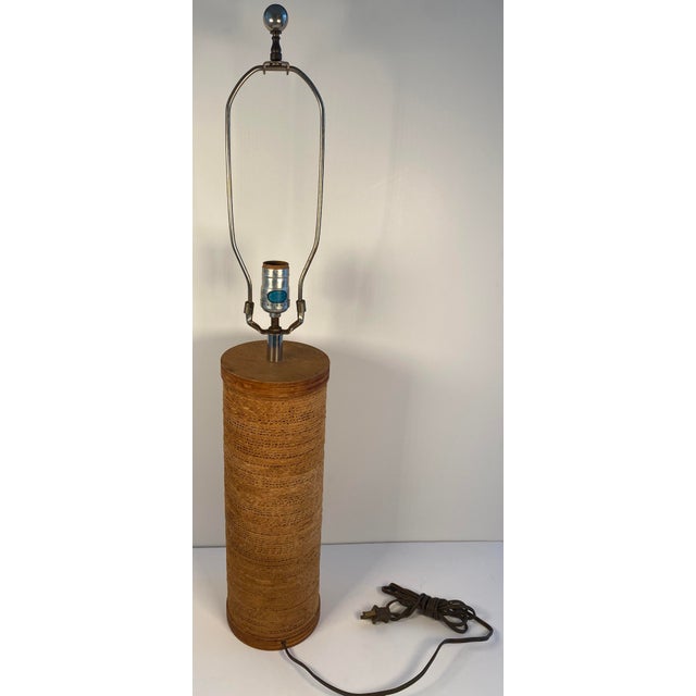 1970s Mid-Century Modern Raffia Wrapped Cylinder Table Lamp, Natural Woven Cord For Sale - Image 4 of 9