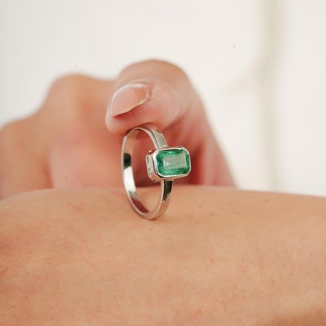 Natural Emerald Bezel Set Solitaire Ring in 925 Sterling Silver - Size 8.5 For Sale - Image 9 of 12