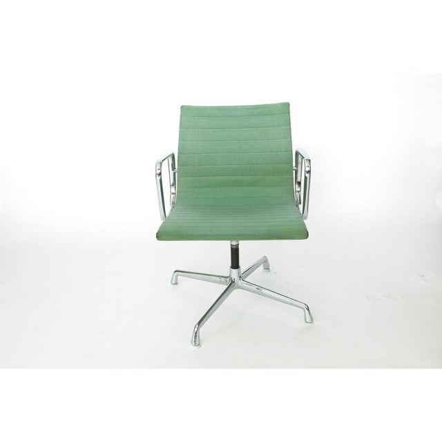 Mid-Century Modern EA 108 Swivel Dining Chair with Aluminium Frame by Charles and Ray Eames for Herman Miller / Vitra, 1970s For Sale - Image 3 of 18