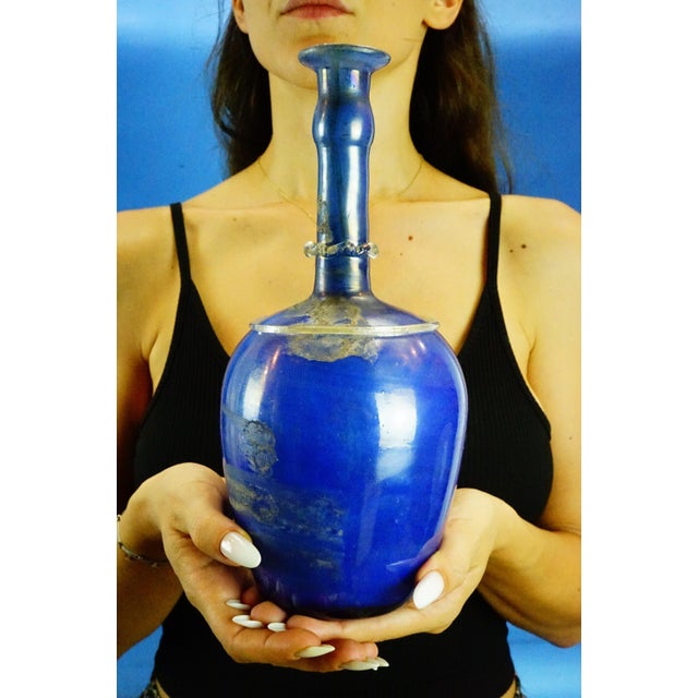 MEASUREMENTS: Height: 28 cm; Diameter: 12.5 cm; Weight: 0.902 kg Item : A refined artistic bottle-shaped vase, crafted...