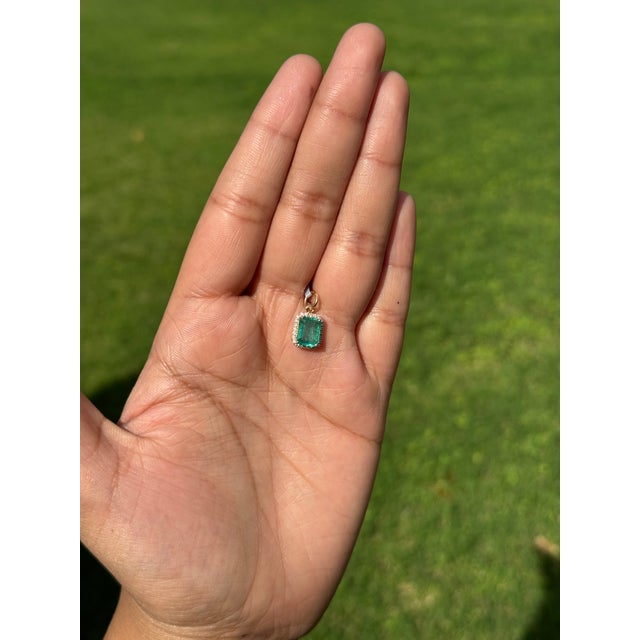 Art Deco Charm 1.55ct Emerald Diamond Halo Pendant in 14k Yellow Gold For Sale In New York - Image 6 of 14