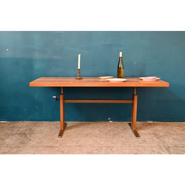 Charming with its practical design and distinctly 70s style, this Scandinavian coffee table from the 1970s has a clever...
