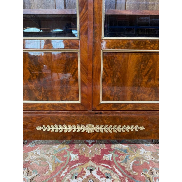 Traditional Empire Two-Door Display Bookcase in Mahogany Veneer with Gilt Bronze Mounts For Sale - Image 3 of 10