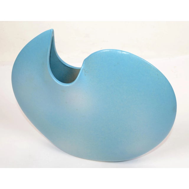 1970s Mid-Century Modern Op Art Japan Ceramic Baby Blue and White Round Flat Vase For Sale - Image 5 of 12