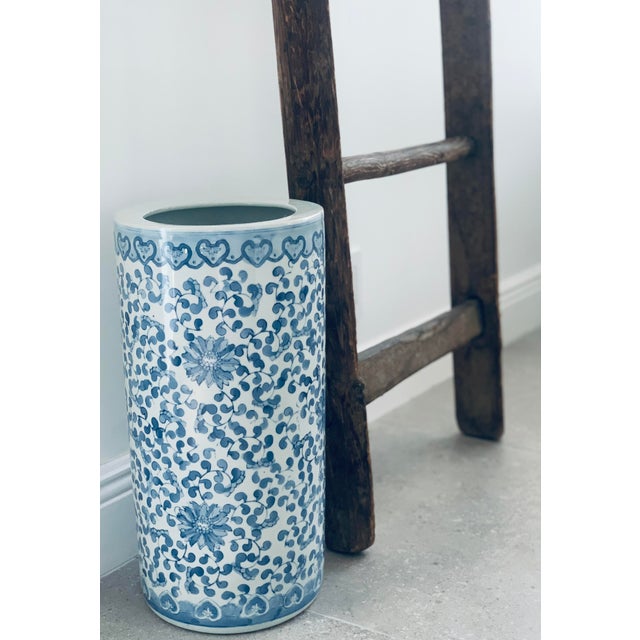 1980’s Vintage Chinoiserie Blue and White Chinese Porcelain Umbrella, Cane Stand or Floor Vase Adorned With Chrysanthemums and Vines For Sale In San Antonio - Image 6 of 12