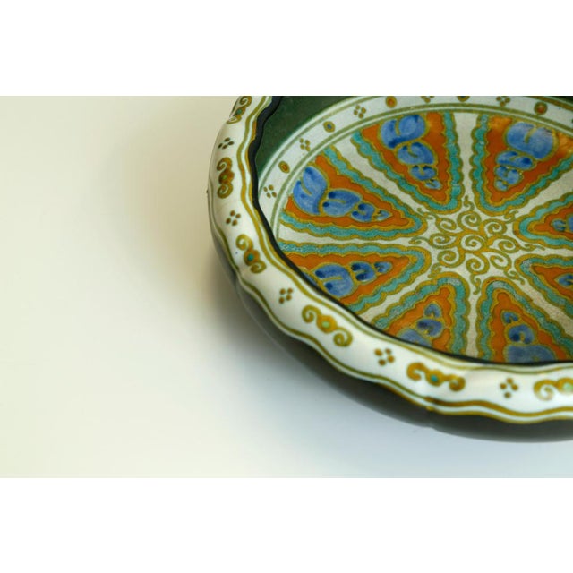 An Art Deco Gouda pottery bowl produced by Zuid in Holland in 1923. Decorated in the highly distinctive Collier pattern,...