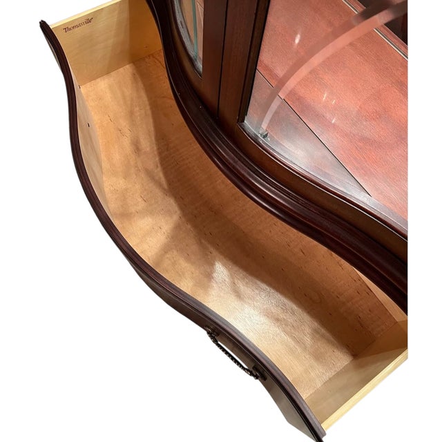 1990s Thomasville Mahogany Bogart Serpentine Curio Cabinet Hutch Shelf Breakfront For Sale - Image 15 of 18