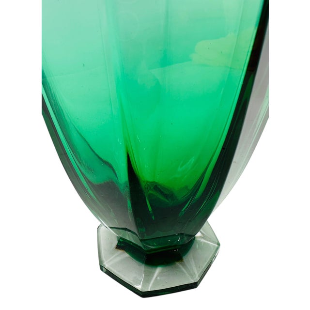 1990s Vibrant Emerald Green Octagon Vase | 1990s Italian 24% Lead Crystal | Royal Gallery Statement Decor For Sale - Image 5 of 13