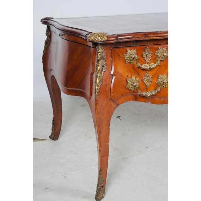 19th-Century French Louis XV Kingwood Bureau Plat With Leather Top and Bronze Mounts For Sale - Image 4 of 11