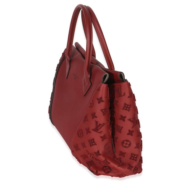 Item #: 152800 Interior Material: Suede Size: MM Features Interior: Two zip pockets. One slip pocket Dimensions: 13 x 9.5...