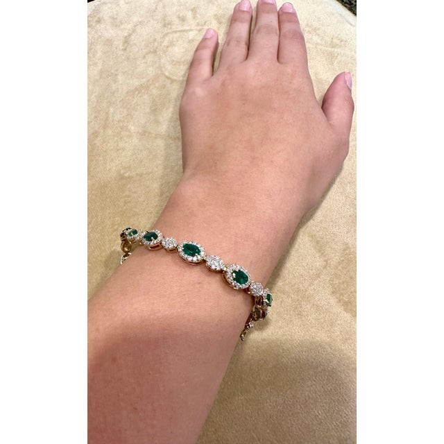Contemporary 8 ct Natural Brazilian Emerald & 4.5 Ct Diamond Tennis Bracelet 14 Karat Gold For Sale - Image 3 of 18