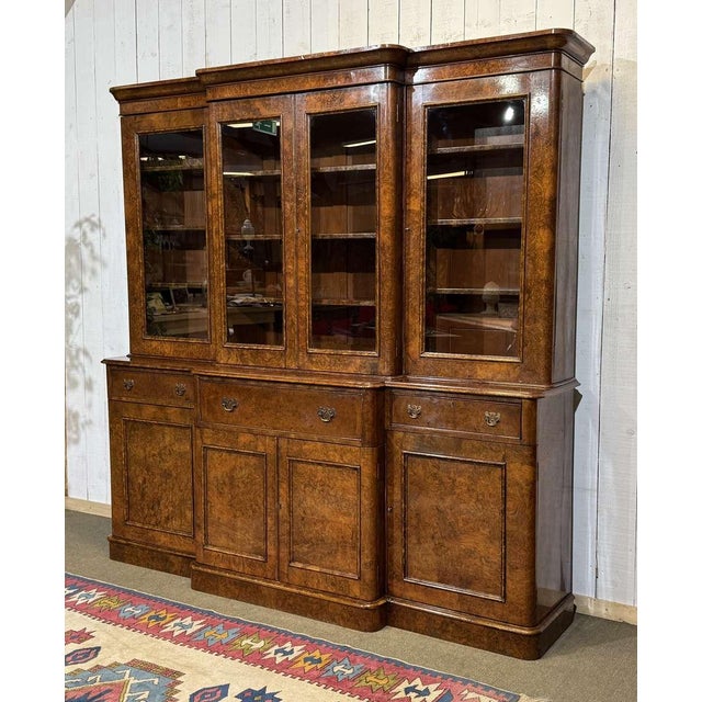 Victorian Bookcase in Burr Walnut, 1800s, in Good conditions. Designed before 1890