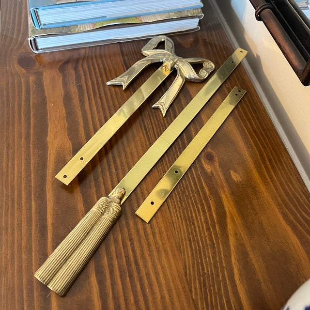 Vintage Brass Bow & Tassel Picture Frame Decoration, 3pc Adjustable Wall Plate Hanger For Sale - Image 4 of 10