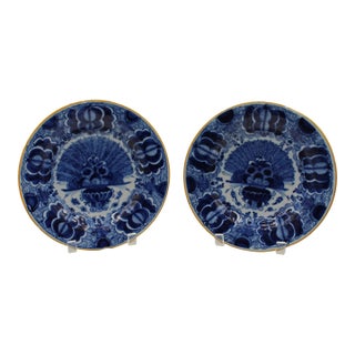 Late 18th Century Associated Pair of Delft Plates With Peacock Feather Design For Sale