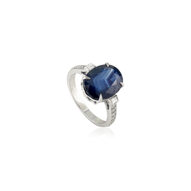 Art Deco Certified 5 Carat Natural Blue Sapphire Cocktail Ring With Diamonds in 18k Gold Size 5 For Sale - Image 3 of 15