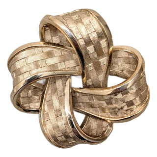 Vintage 1962 Signed Crown Trifari Goldtone "Woven" Brooch For Sale