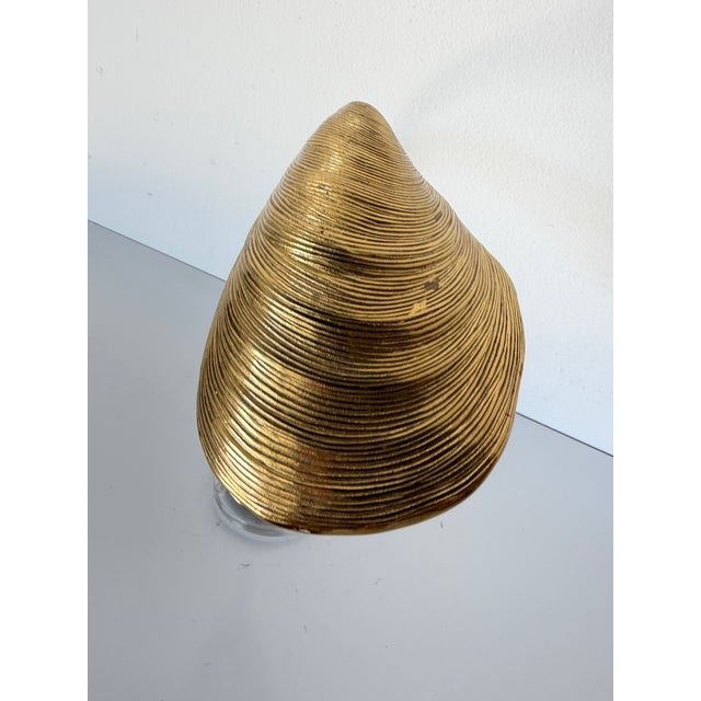 Mid-Century Modern Vintage Brass Mussel Shell Table Lamp With Lucite Base For Sale - Image 3 of 11