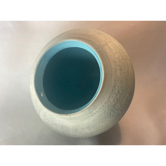 Ceramic Vintage 1986 Haeger Pottery Vase: Textured Off-White With Hidden Turquoise Glaze For Sale - Image 7 of 11