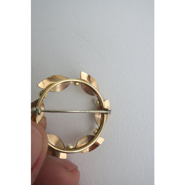 Metal Mid 20th Century Pearl Pin Brooch With Leaves For Sale - Image 7 of 8