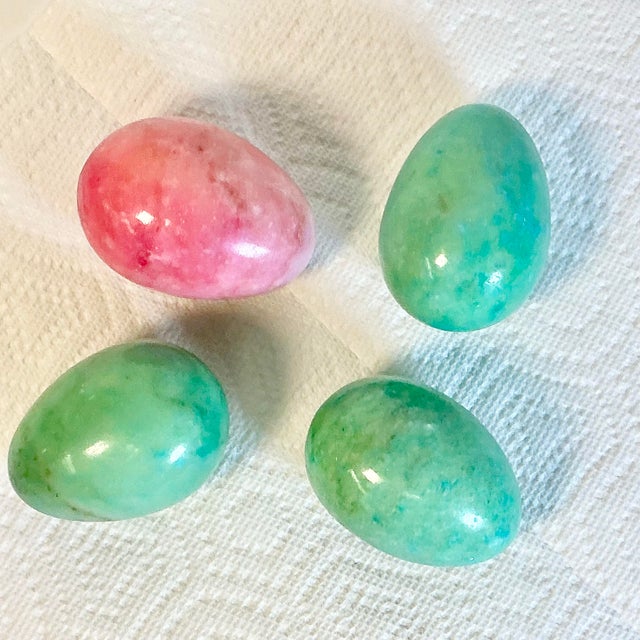 Hollywood Regency Vintage Italian Hollywood Regency Polished Alabaster-Marble Eggs - Set of 4 - Easter. For Sale - Image 3 of 9