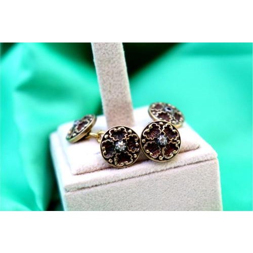 Gold Cufflinks with Shell Reliefs and Diamond Chips in the Center, Set of 2 For Sale - Image 6 of 7