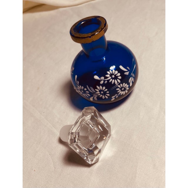 1920s Antique Crystal Perfume Bottle Cobalt Blue White Enamel Painted Daisies Faceted Crystal Jewel Shape Stopper For Sale - Image 5 of 6