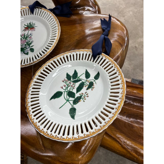 1970s Pair of Floral Hanging Decorative Plates For Sale - Image 4 of 6